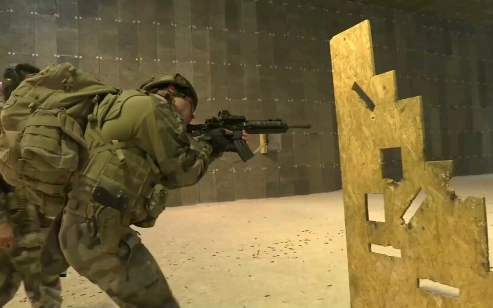 法国陆军HK416F突击步枪室内推进射击
